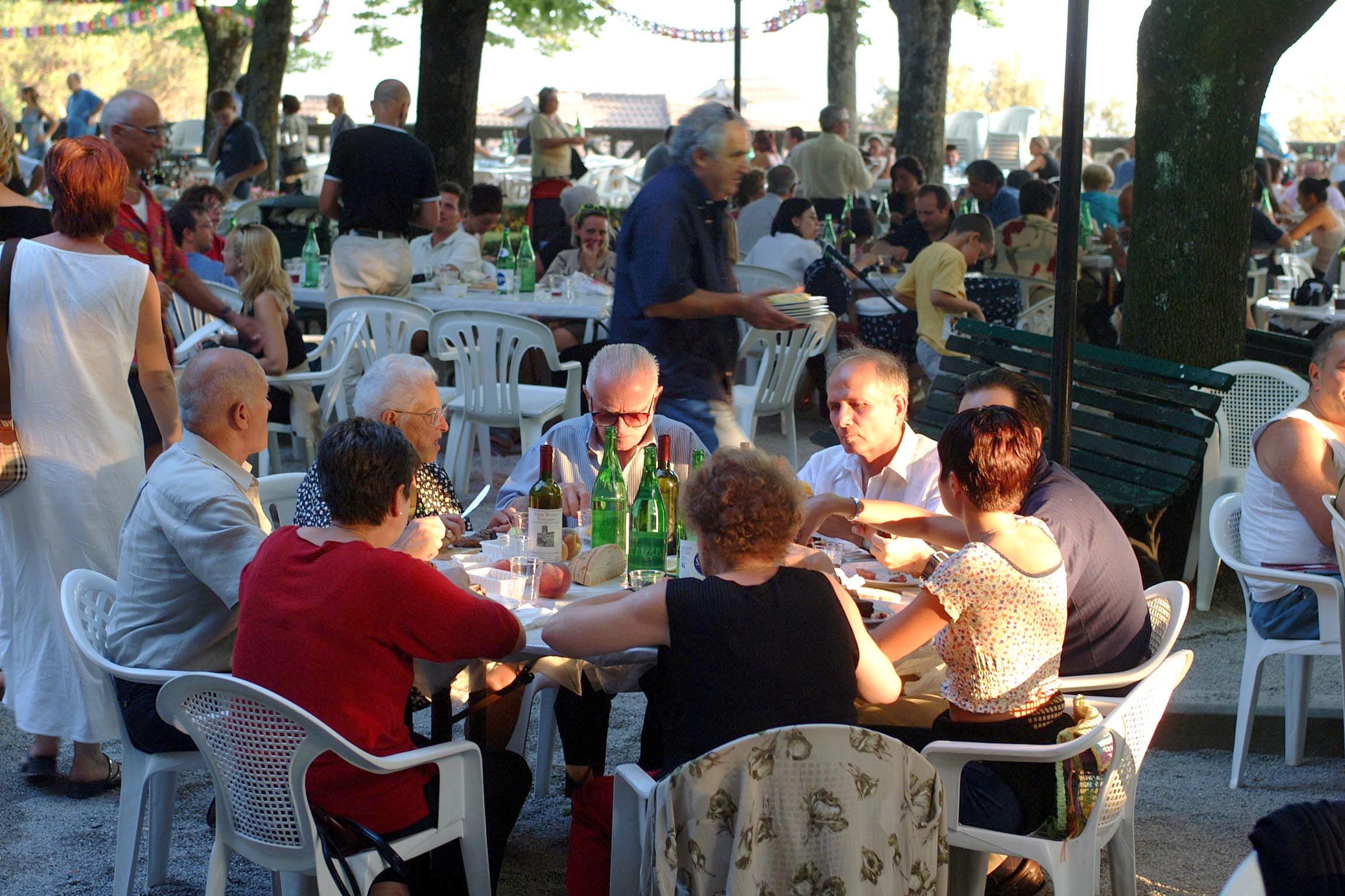 TOSCANA - CORTONA - SAGRA DELLA BISTECCA DI FERRAGOSTO FOTO DI © D. CRISTINI/AG. SINTESI PEOPLE EATING GRILLED STEAKS STEAK FESTIVAL